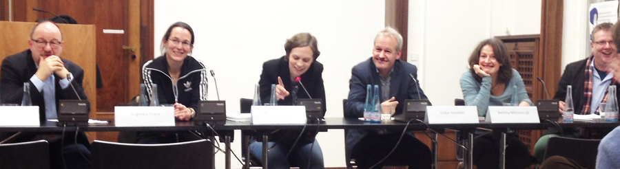 M. Meyer, A. Franz, N. Diezemann, S. Heinken, B. Mittelstraß, N. Bernau bei der Podiumsdiskussion Journalismus und Altertumswissenschaften | Photo: Hauke Ziemssen