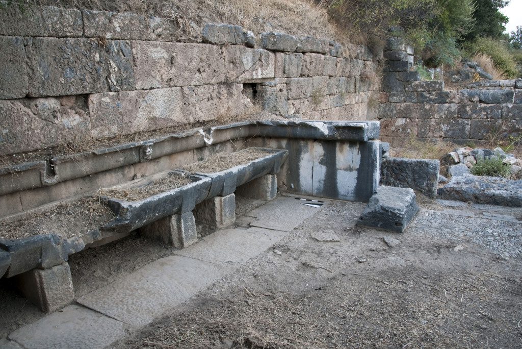 Wash basins in the lower gymnasion at Priene. Foto U. Mania