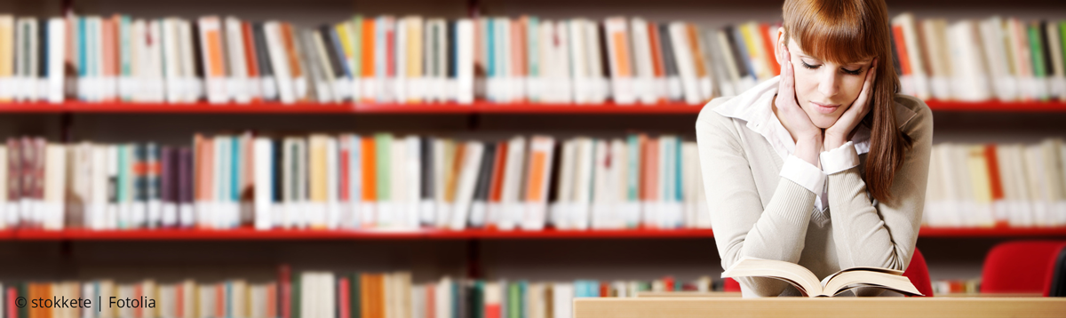 Studentin in Bibliothek | ©-stokkete fotolia