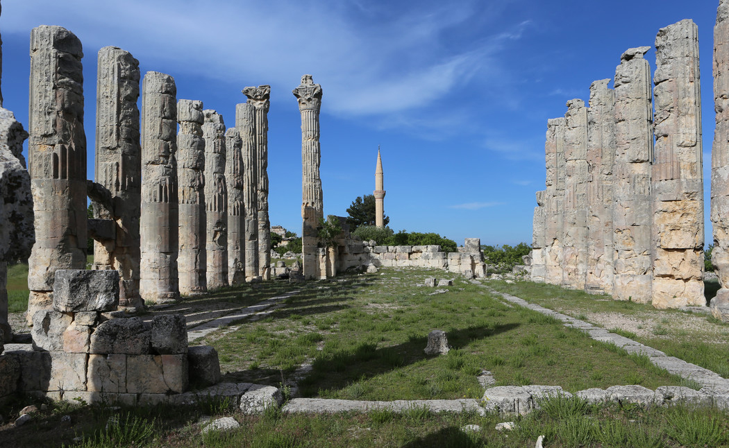 Interior of the temple: in the center, one can see an apsis that was added when the temple served as a church | © Philipp Pilhofer