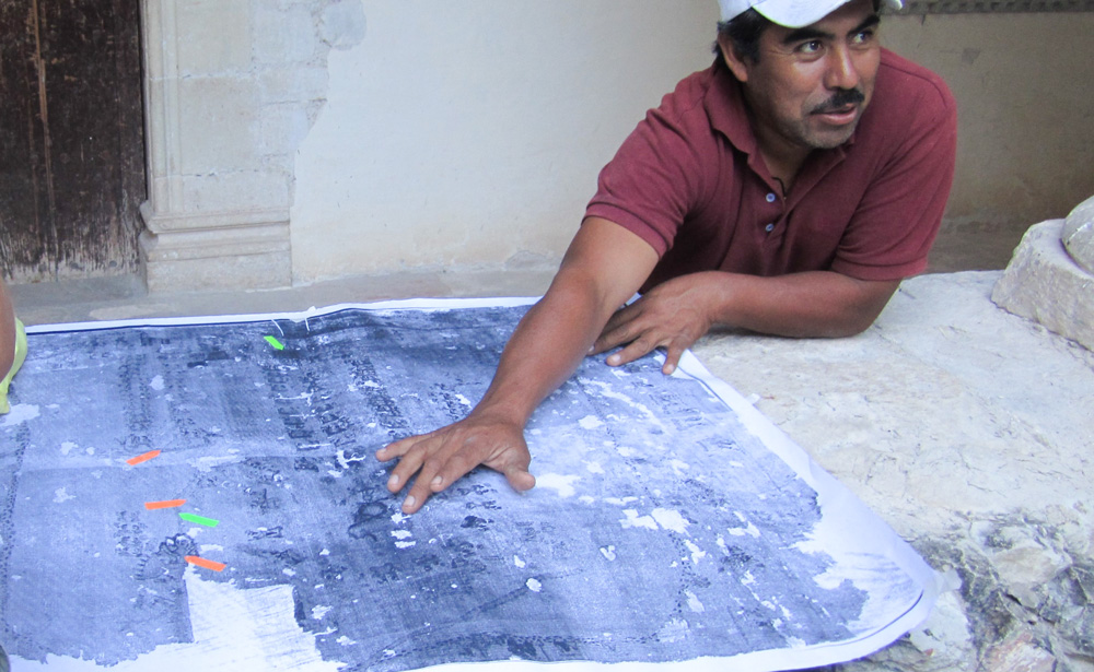 Understanding the Lienzo with Luis Cruz Lara, San Juan Bautista Coixtlahuaca, Oaxaca | Photo: ©Monica Pacheco, 2013 