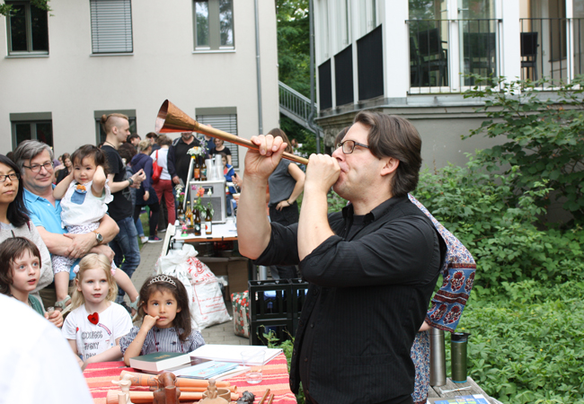 Die Musikarchäologen Olga Sutkowska und Adje Both spielten und zeigten die Musik vergangener Kulturen | Foto: Hauke Ziemssen