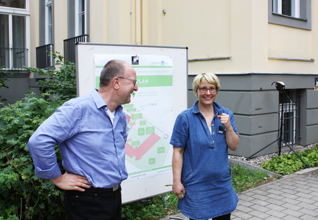 Die Organisatorin der Langen Nacht: Elisabeth Kanarachou, hier mit Clustersprecher Michael Meyer | Foto: Hauke Ziemssen