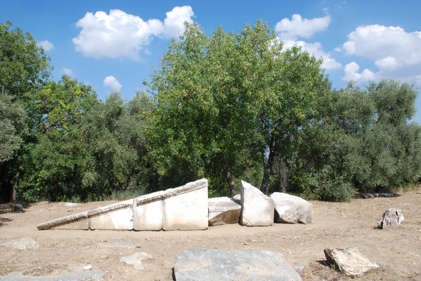 Tempel der Hekate in Lagina, Tympanon der Vorderseite | Foto: Thekla Schulze-Brize